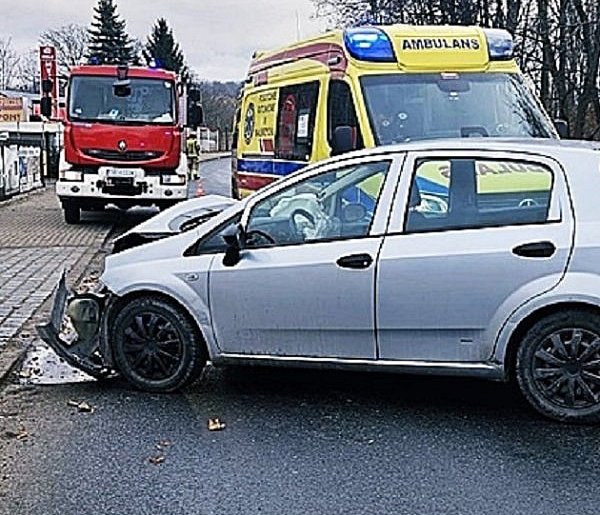 Wałbrzyszanka uderzyła autem w mur-21549