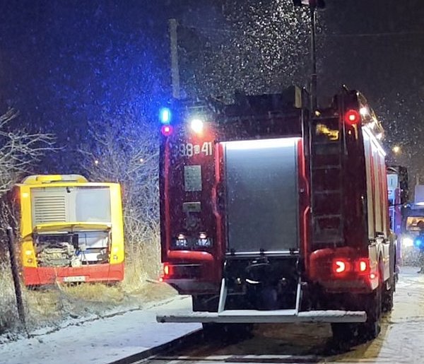 Autobus wypadł z drogi w Kuźnicach-21606