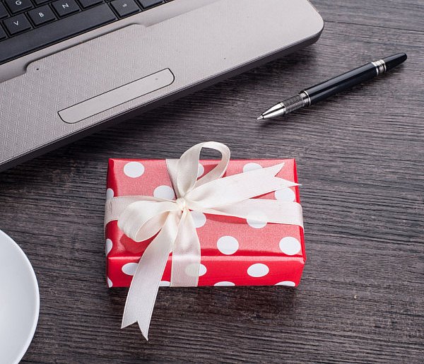 Świąteczna paczka może stać się problemem. Skarbówka patrzy z ukrycia-21671