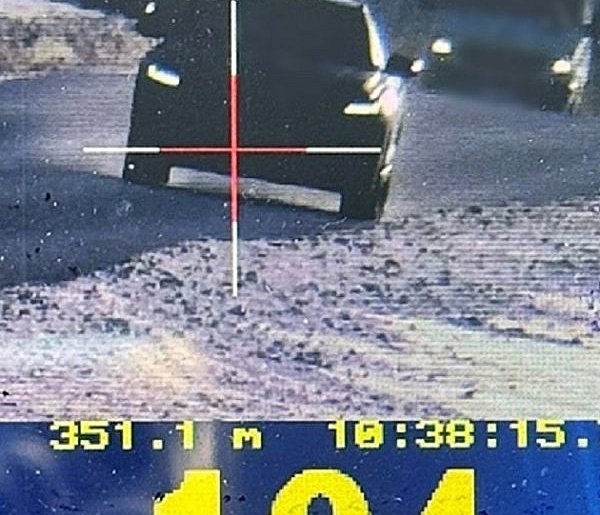 Podwójnie przekroczył prędkość. Dostał 1,5 tys. zł mandatu i 13 punktów-21699