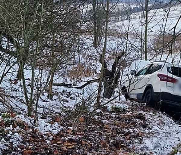73-latek stracił panowanie nad autem i stoczył się ze zbocza-21738