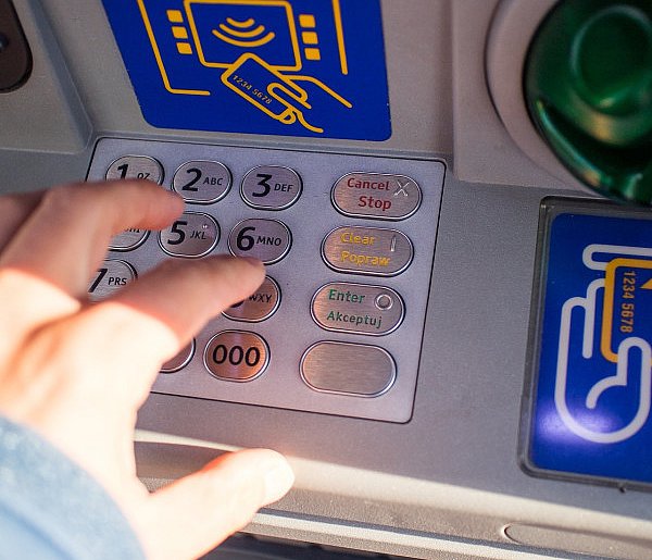 Duże zmiany w wypłacaniu gotówki. Bankomaty odchodzą do przeszłości-21802