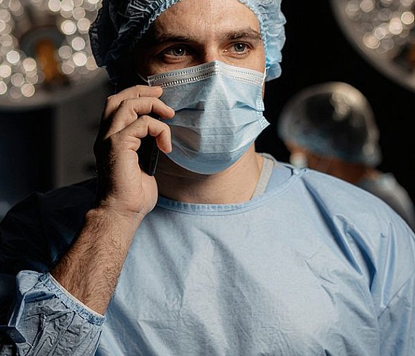 Fałszywa operacja i lekarz proszący o pieniądze-22032