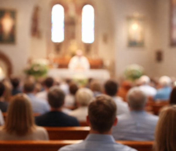 Ilu Polaków naprawdę chodzi do kościoła? Jedna statystyka szokuje-22139