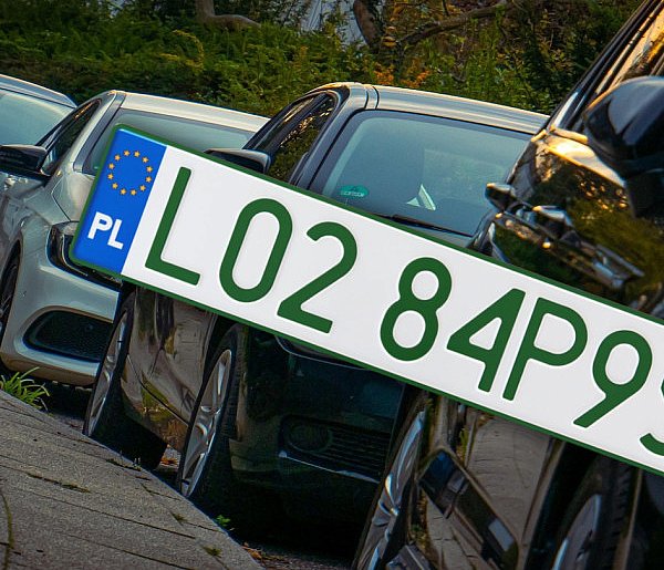 Tablice z zielonymi napisami na kolejnych autach. Nie chodzi o "elektryki"-22282