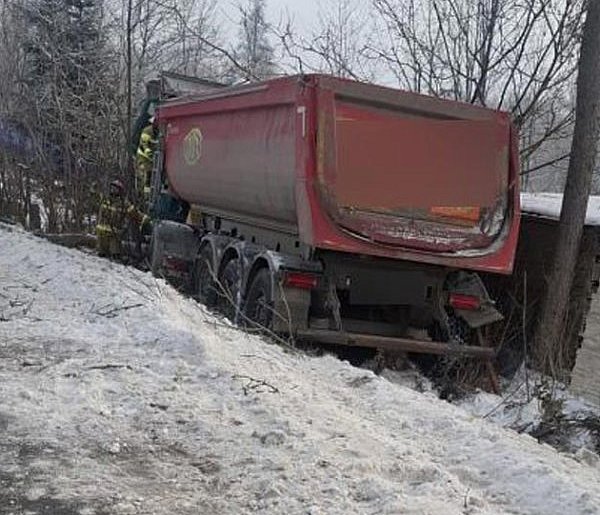 Kierowca ciężarówki zasłabł i zjechał z drogi-22507