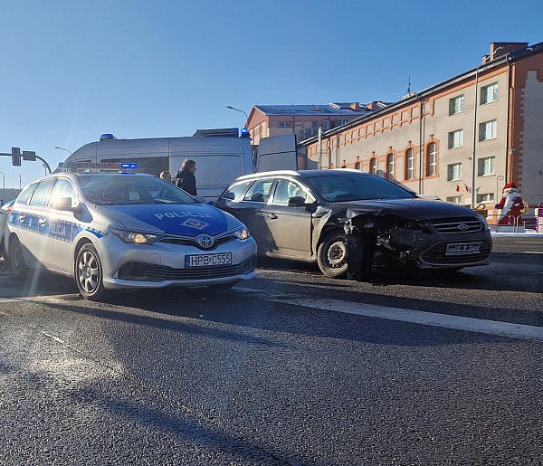 Kolizja na ul. Wysockiego. Sprawca wjechał na czerwonym świetle-22531