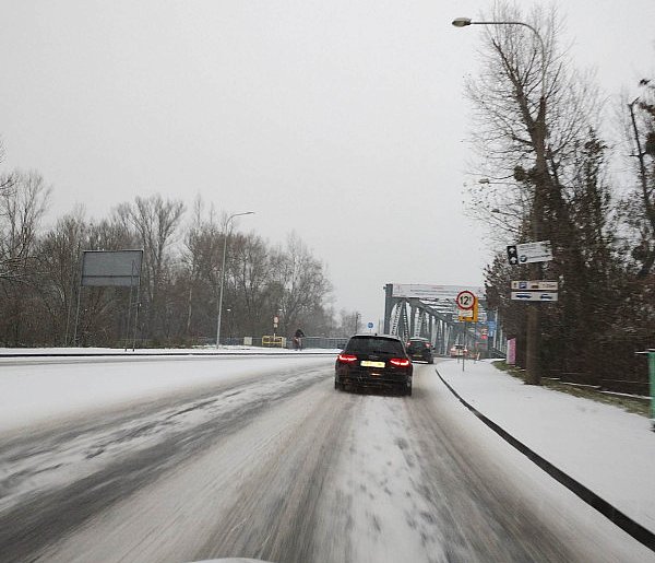 Poważne zagrożenie na drogach. Kierowcy często o tym zapominają-22739