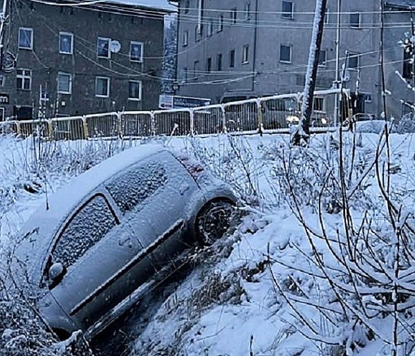 Wjechała w przystanek, a druga do rowu