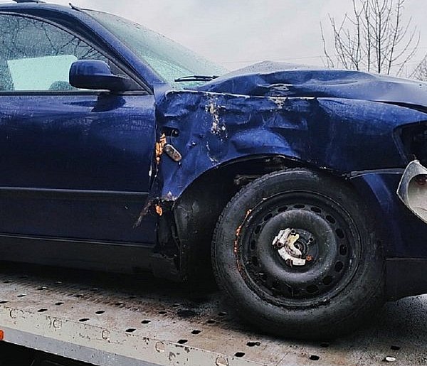 Uderzyła w drzewo. Dwie osoby w szpitalu