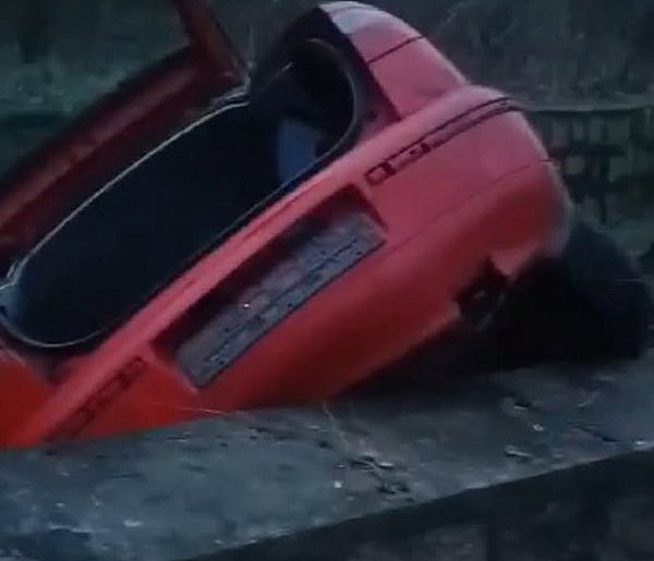 Samochód w rzece. Kierowcy nie było