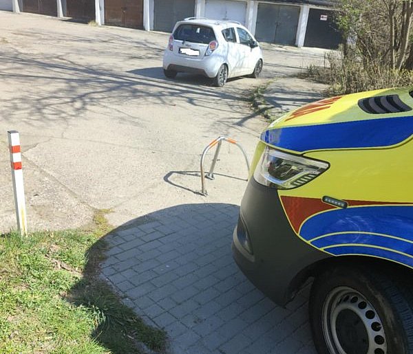 Piaskowa Góra: Karetką przez trawnik, bo była blokada