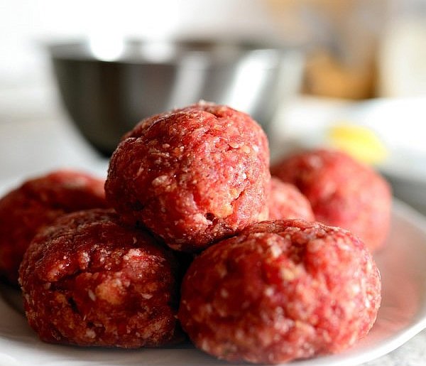 Groźna bakteria w mięsie. GIS pilnie wycofuje konkretną partię produktu