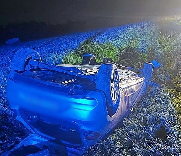22-latek dachował autem na zakręcie. Pasażerka w szpitalu