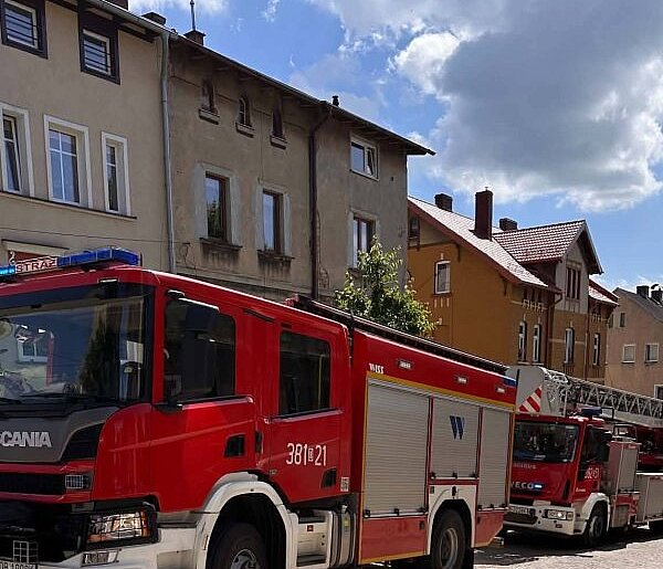 Strażacy uratowali nieprzytomnego mężczyznę z płonącego mieszkania