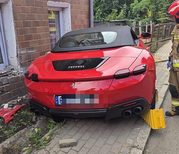 Kierowca Ferrari uderzył w budynek w Świebodzicach