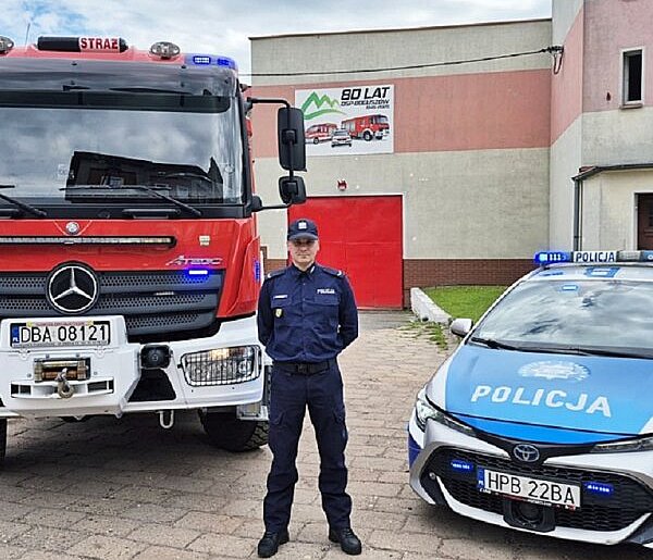 Policjant po służbie ratował seniora z płonącego mieszkania