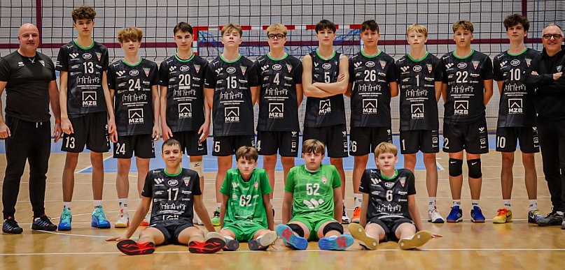 Siatkarska młodzież walczyła o awanse, a seniorzy dopisali komplet punktów