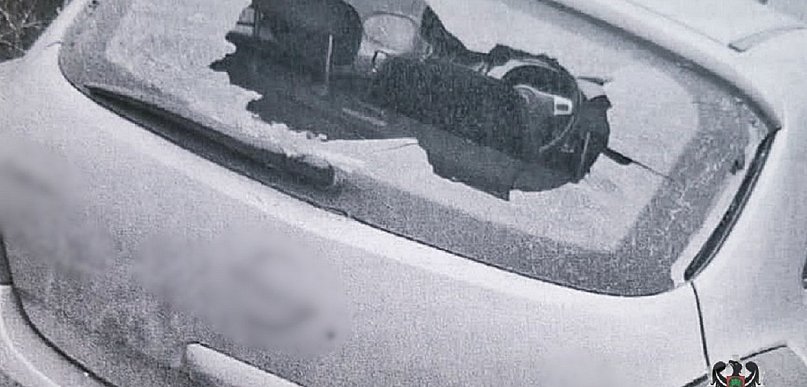 72-latka wybiła szybę cegłówką w aucie sąsiadki