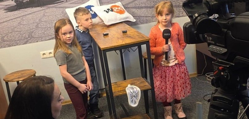 Dziennikarze z przedszkolnej "redakcji" U Mikołaja