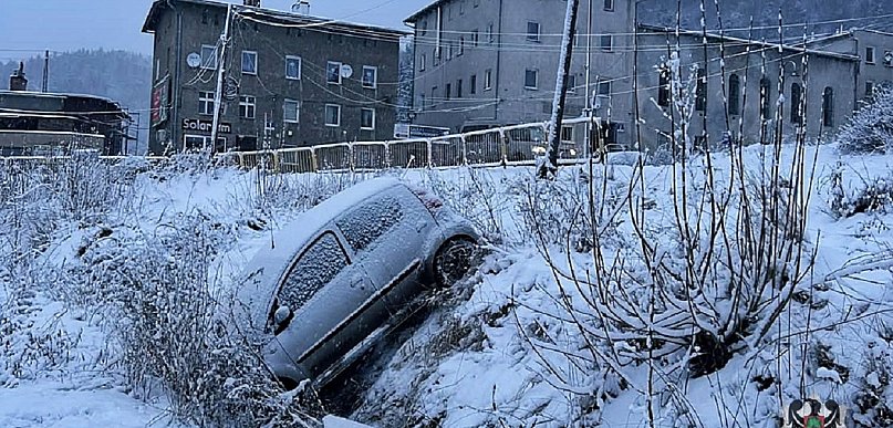 Wjechała w przystanek, a druga do rowu