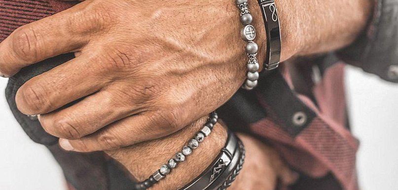 Biżuteria z grawerem Manoki jako prezent – kiedy warto?