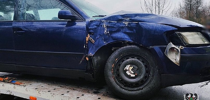 Uderzyła w drzewo. Dwie osoby w szpitalu