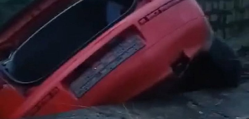 Samochód w rzece. Kierowcy nie było