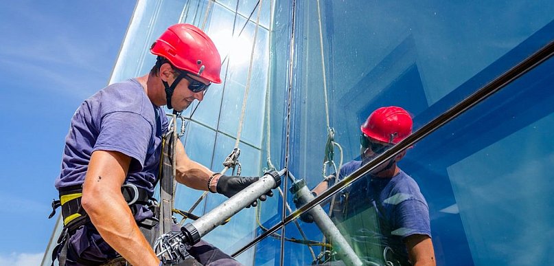 Usługi alpinistyczne i prace wysokościowe - profesjonalne prace dla firm i osób pr