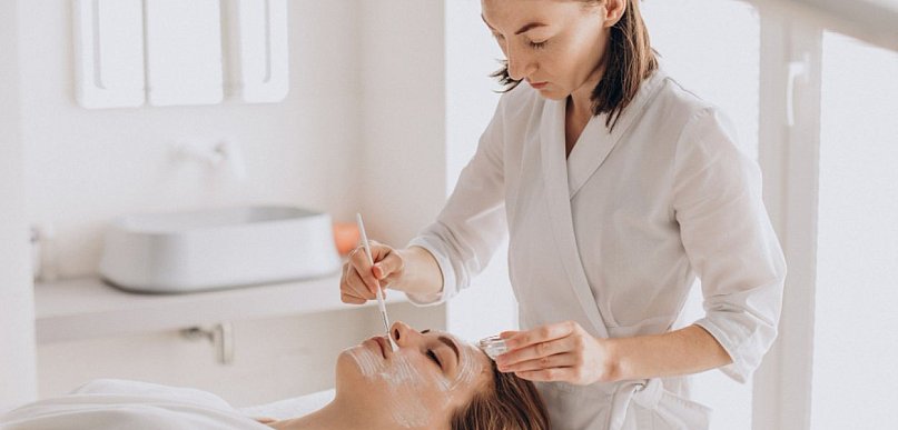 Radiofrekwencja mikroigłowa – czym jest zabieg i na jakie problemy skórne może być