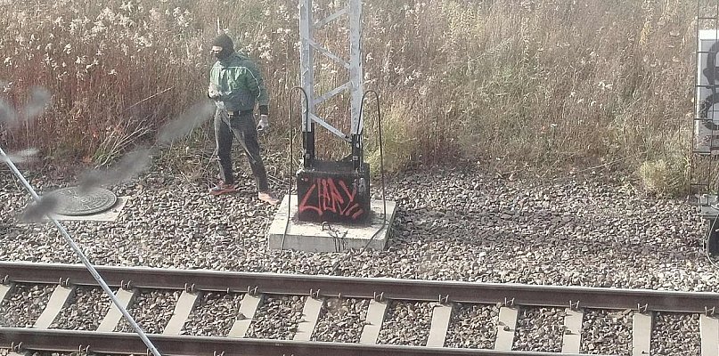 Podejrzani ludzie kręcą się obok torów? - 21011