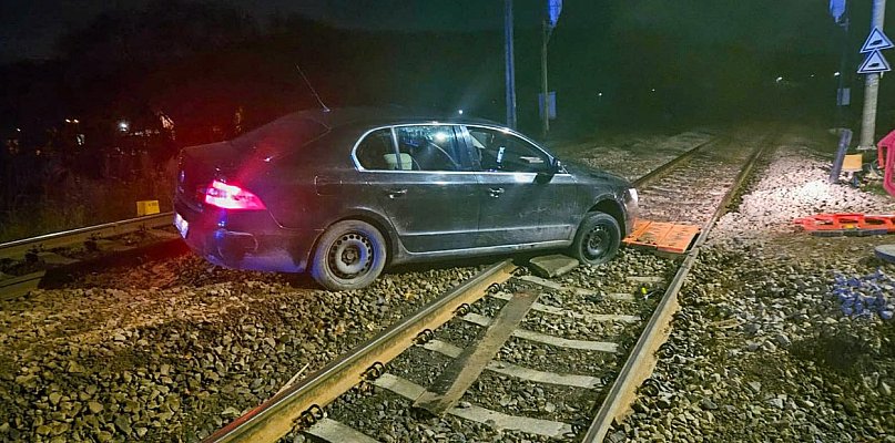 Wjechał w zamkniętą drogą i zawisł na torach - 21122