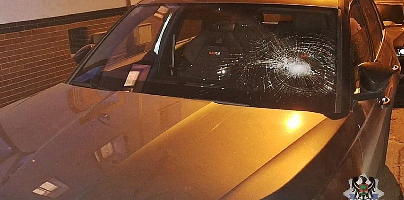 Cegłówką w auto sąsiada. Nie wie dlaczego to zrobił - 21296
