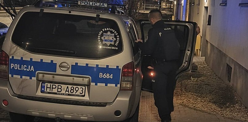 Była zagubiona i zdezorientowana. Pomogli policjanci