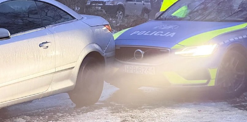 Kolizja w Jedlinie-Zdroju. Na jedno z aut osunęło się nowe policyjne Volvo