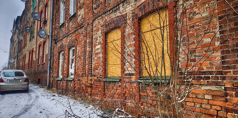 Zajęli i zdewastowali wyremontowane mieszkania gminne