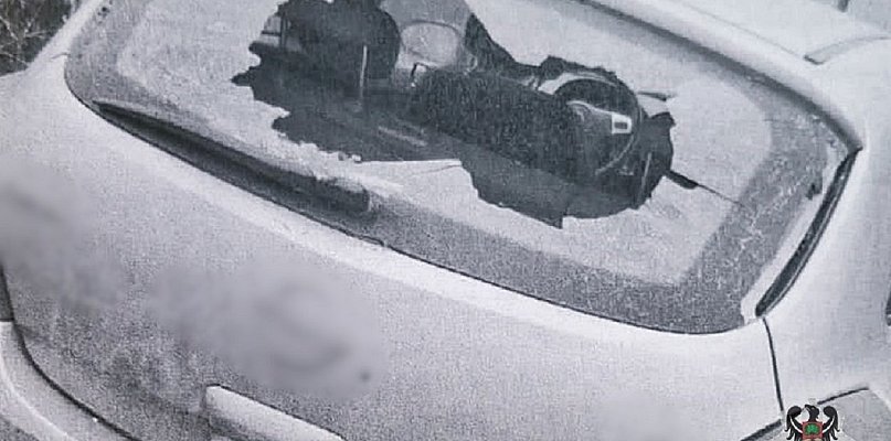 72-latka wybiła szybę cegłówką w aucie sąsiadki