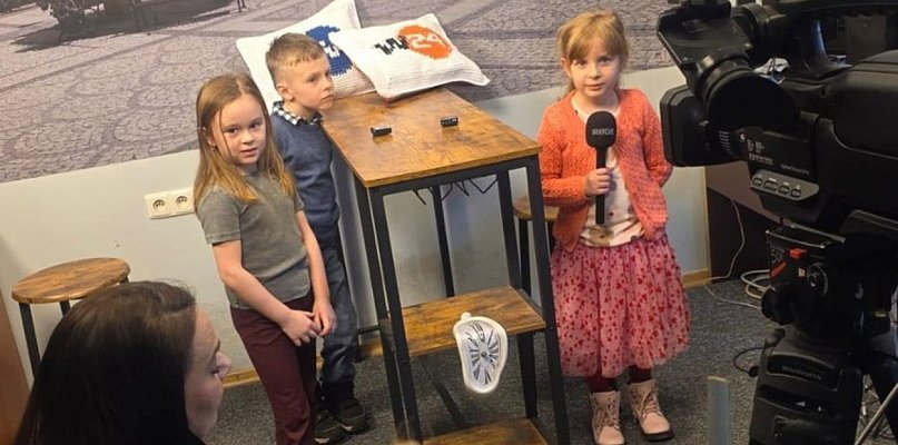 Dziennikarze z przedszkolnej "redakcji" U Mikołaja