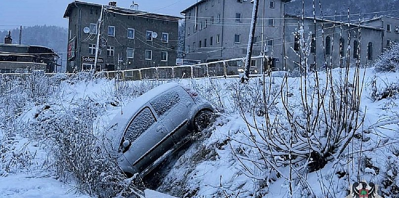 Wjechała w przystanek, a druga do rowu