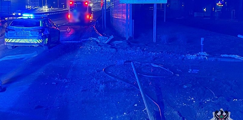 Wałbrzych: Miejski autobus uderzył w barierki, znak drogowy i latarnię