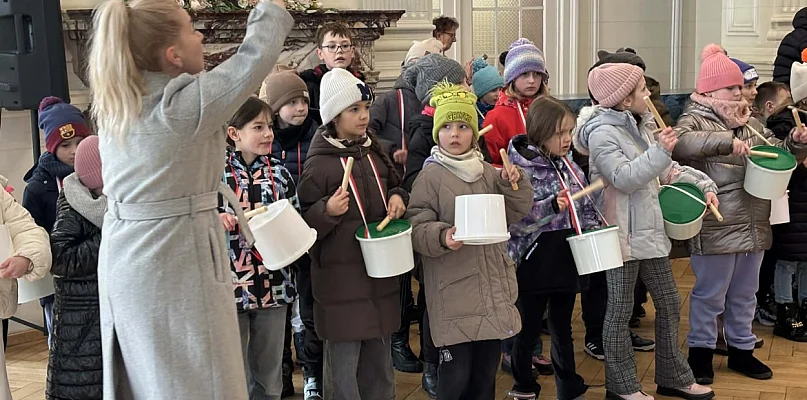 Około 300 dzieci uroczyście odśpiewało Hymn Polski w Szczawnie-Zdroju