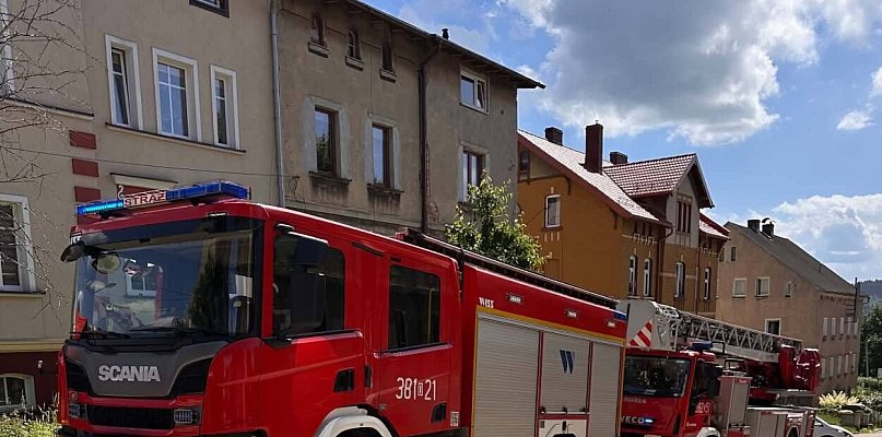 Strażacy uratowali nieprzytomnego mężczyznę z płonącego mieszkania