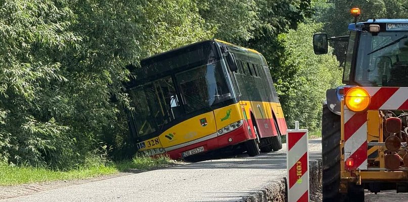 Wałbrzyski autobus wjechał do rowu