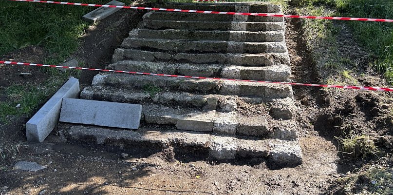 Piaskowa Góra: Nie będą się wspinać pod górkę. Ruszył remont schodów