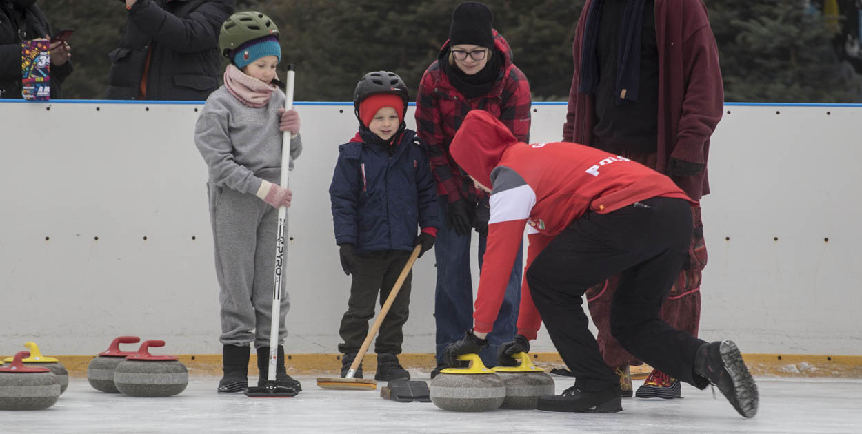 Podstawy curlingu na wałbrzyskim lodowisku