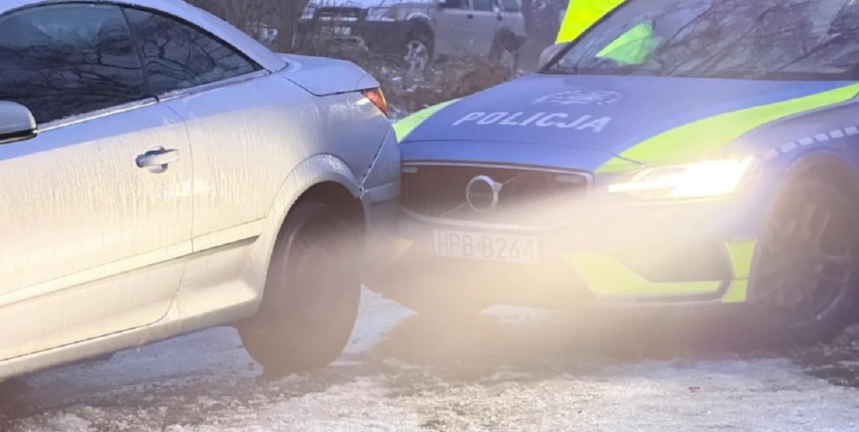 Kolizja w Jedlinie-Zdroju. Na jedno z aut osunęło się nowe policyjne Volvo