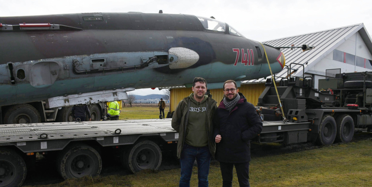 Wojskowy myśliwiec na Lądowisku w Świebodzicach
