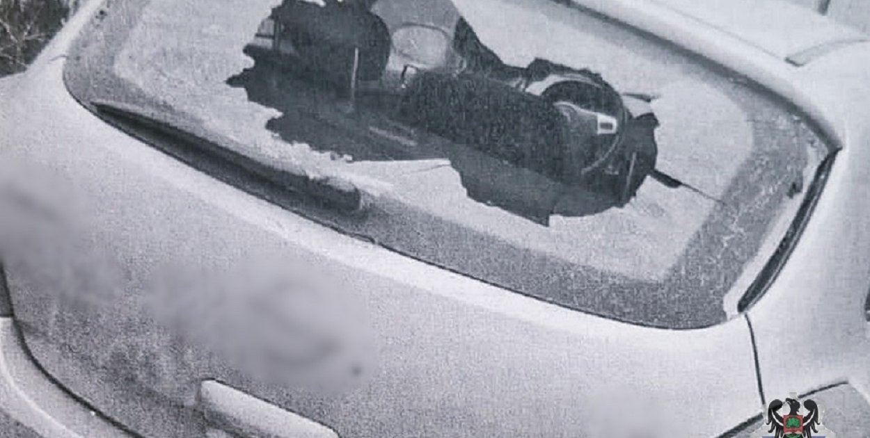 72-latka wybiła szybę cegłówką w aucie sąsiadki