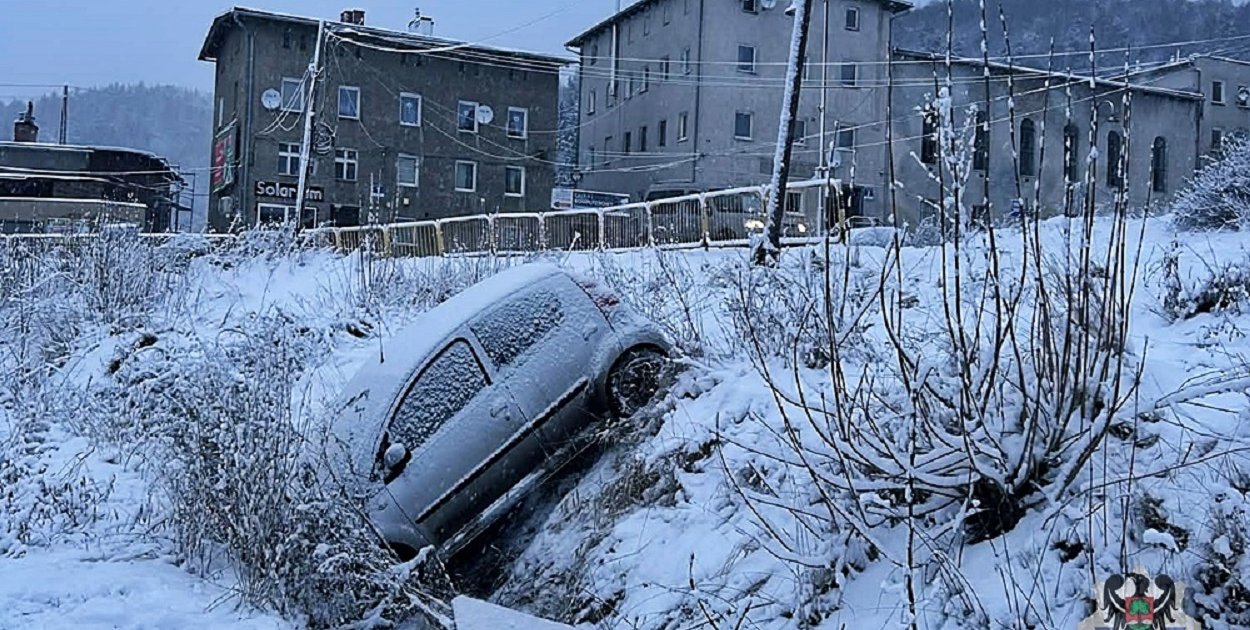Wjechała w przystanek, a druga do rowu