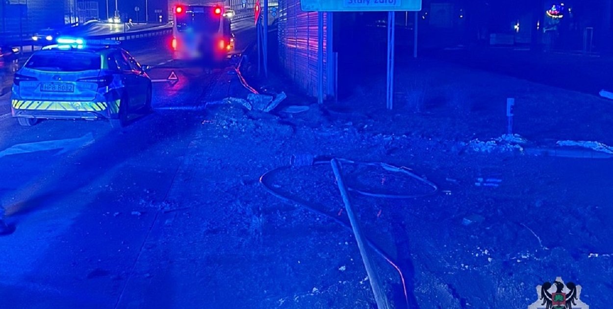 Wałbrzych: Miejski autobus uderzył w barierki, znak drogowy i latarnię